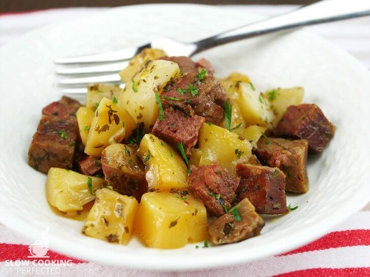 https://slowcookingperfected.com/wp-content/uploads/2017/06/Slow-Cooker-Corned-beef-Hash-v10.jpg